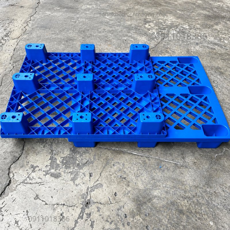 Pallet nhựa chân cốc